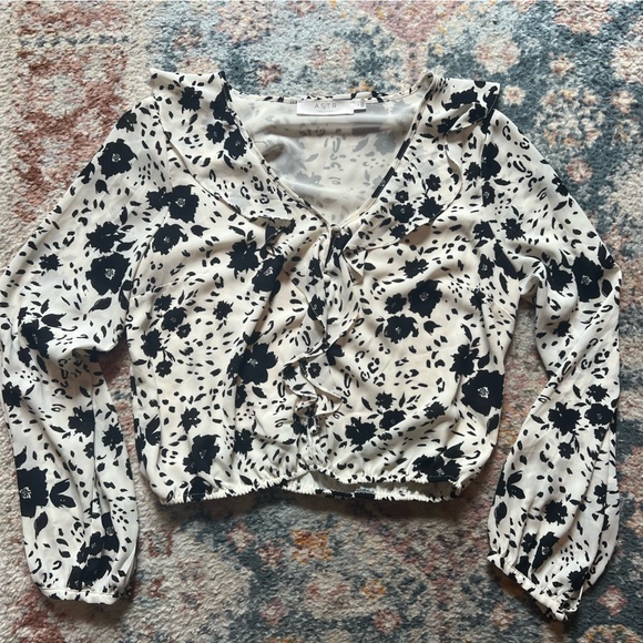 ASTR The Label Black&White Floral Blouse - Picture 2 of 7